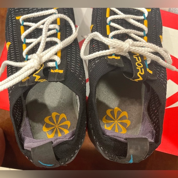 Nike Air VaporMax 2021 Flyknit 'Black
University Gold' - Picture 4 of 5